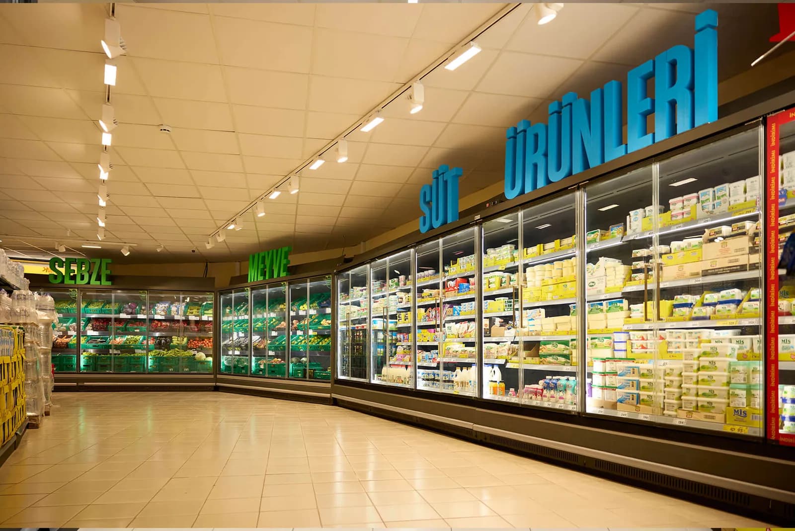 ŞOK Market süt ürünleri, meyve ve sebze reyonları